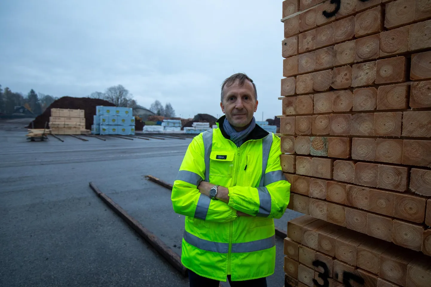 Vara Saeveski tegevjuht Andres Hummal tõdes, et investorid on murelikud, sest kohaliku palgi nappus on seadnud saeveskid raskesse olukorda.