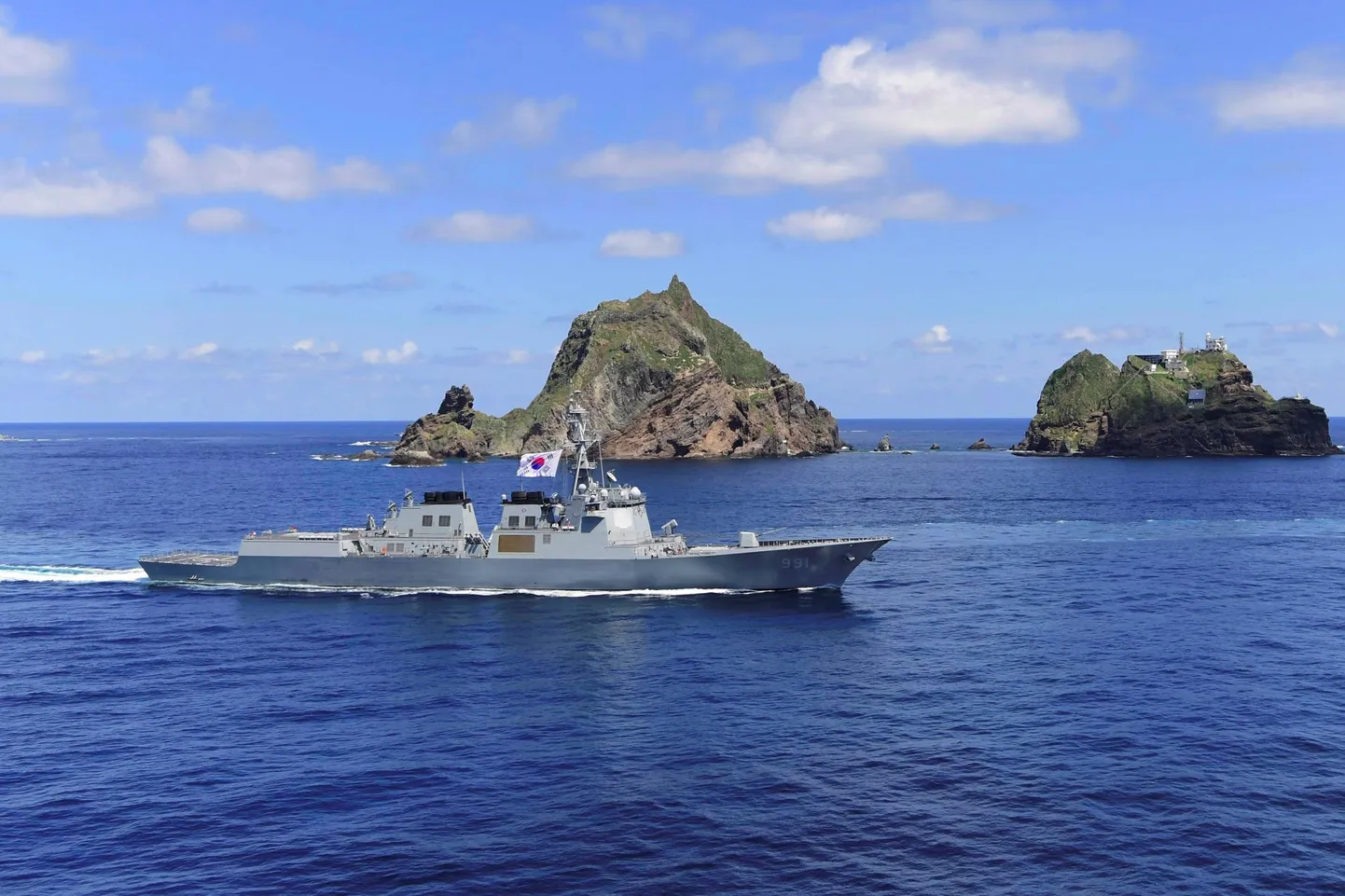 Lõuna-Korea hävitaja Sejong Suur 25. augustil Dokdo/Takeshima saarte vetes õppustel, kus harjutati vaidlusaluste Dokdo/Takeshima saarte kaitsmist. Riigi esimest raketitõrjesüsteemiga Aegis varustatud alust saatsid veel üheksa sõjalaeva ja kümme sõjalennukit.