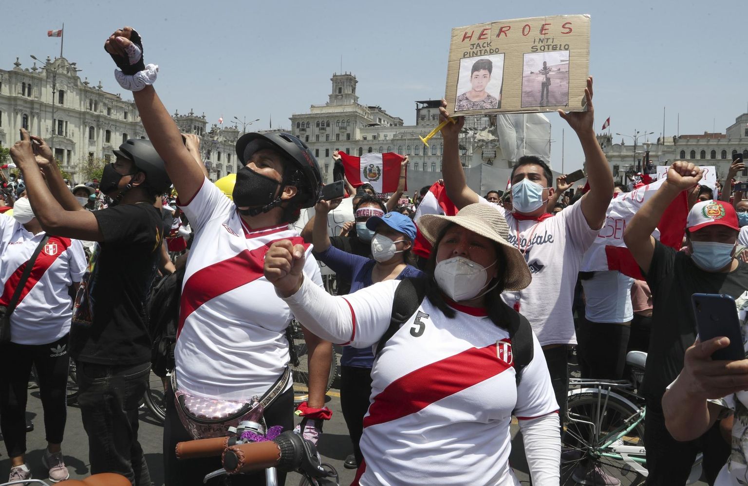 Meeleavaldajad kahe tapetud protestija pildiga eile Limas rõõmustamas ajutise presidendi Manuel Merino tagasiastumise üle. 