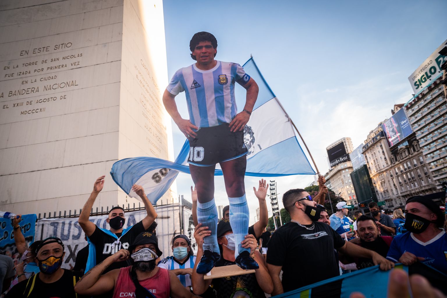 10. märtsil 2021 marssisid Buenos Aireses Maradona fännid kaasas loosungid: Ta pole surnuid, nad tapsid ta!