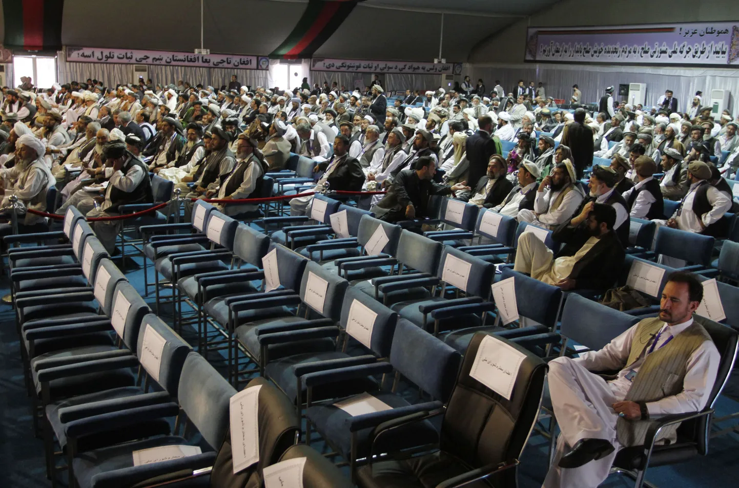 Afganistani rahukõneluste delegaadid hiigeltelgis Kabulis.
