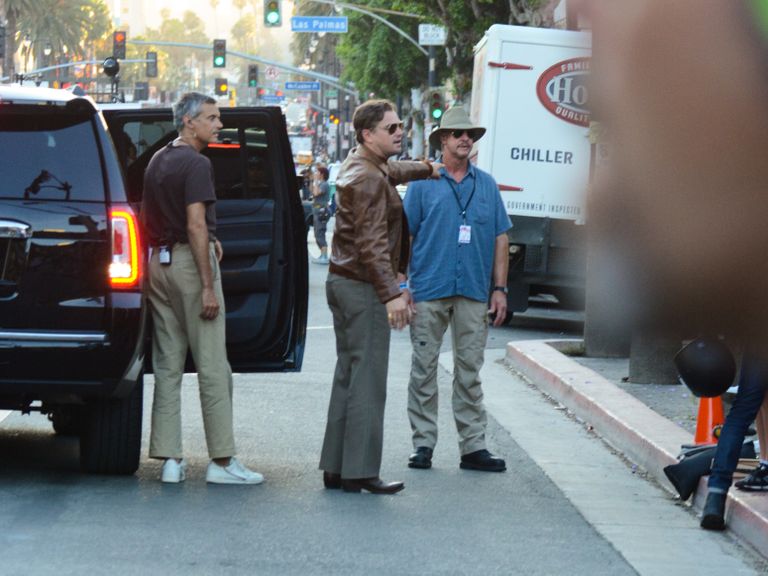 Leonardo DiCaprio (keskel) võtteplatsil