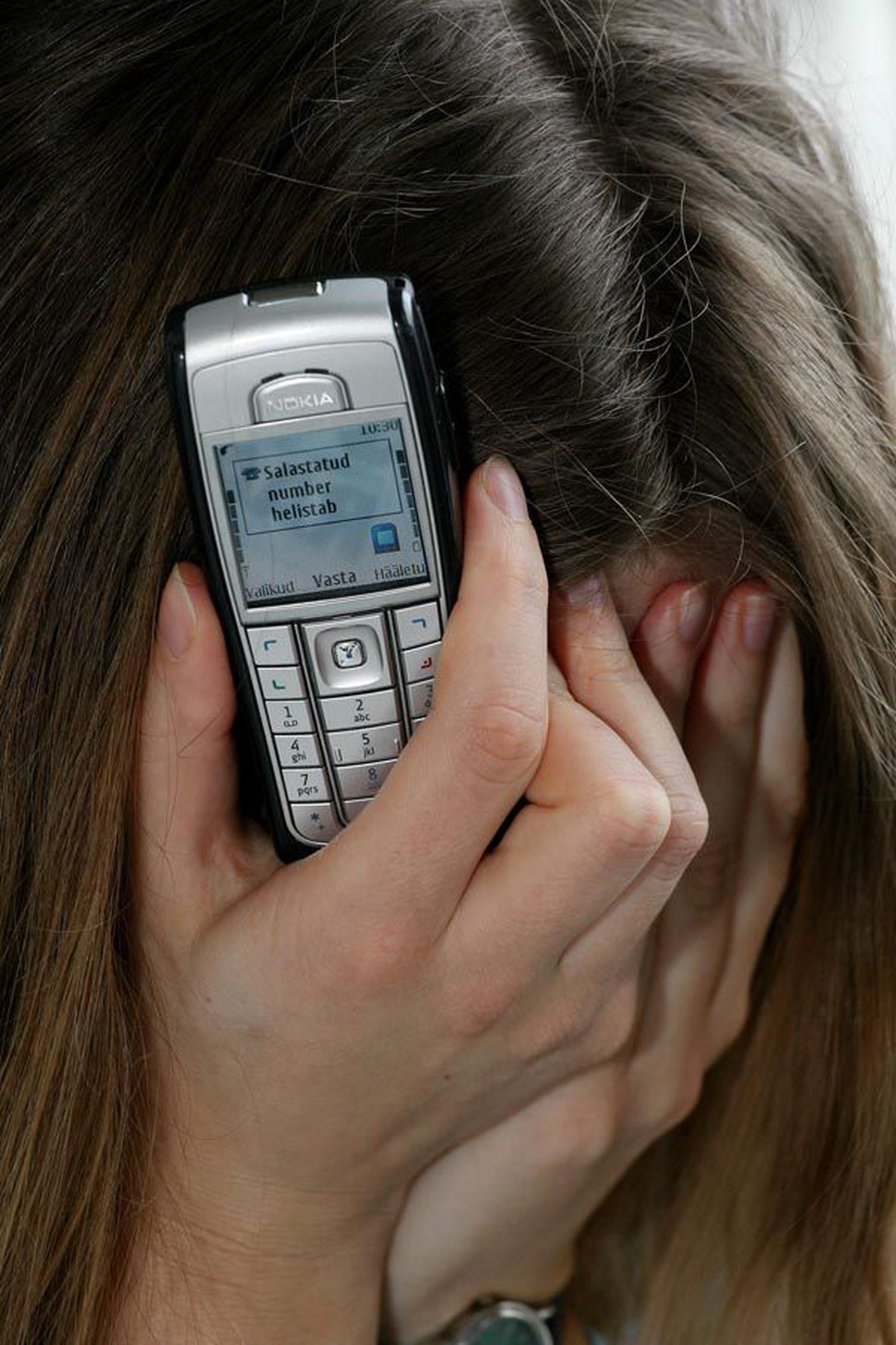 Mobiiltelefon on teadlaste hinnangul tervisele ohtlik eeskätt seetõttu, et seda kasutades satub kiirgusallikas ajule väga lähedale.