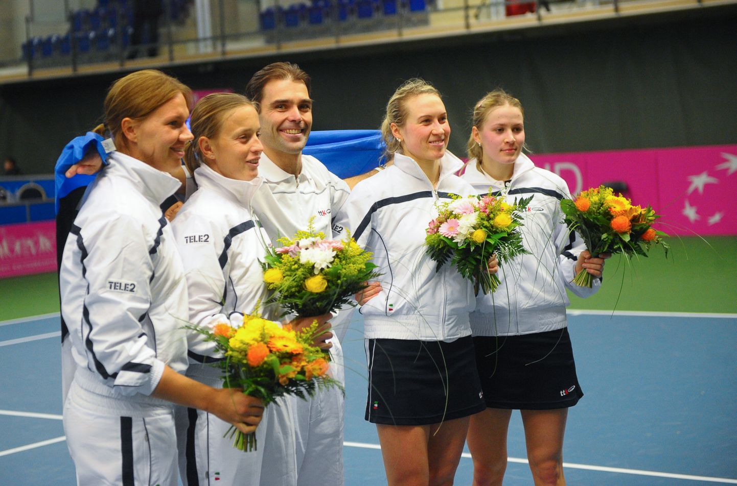Eesti tennisenaiskond koosseisus Kaia Kanepi (vasakult), Maret Ani, Margit Rüütel ja Anett Schutting. Keskel naiskonna kapten Rene Busch.