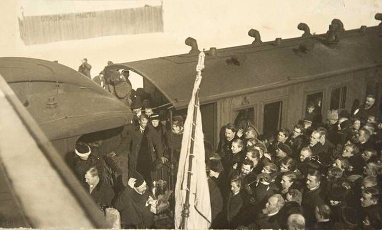 Toona veel Soomele kuulunud Viiburis oli Svinhufvudile vastu tulnud sajad inimesed. Ajaloolistel fotodel on näha, kuidas mees seisab all vasakus nurgas, lilled käes.