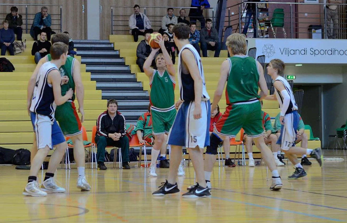 Spordikool (valgetes särkides) oli poolfinaalis 75:67 üle mullusest finalistist Anttilast.