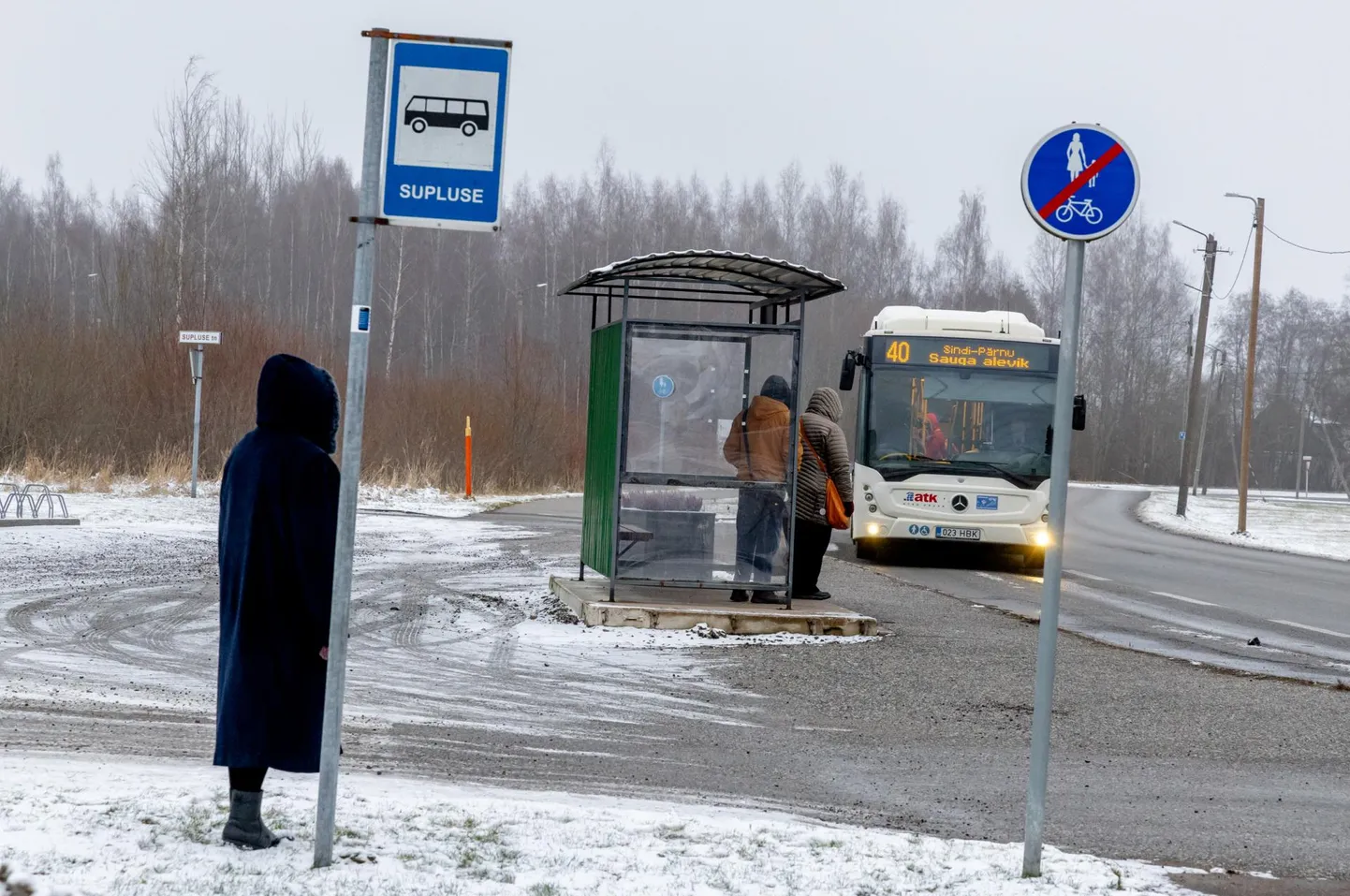 Supluse bussipeatuse varjualuse ja peatuse märgi vahel on lai sissesõidutee.