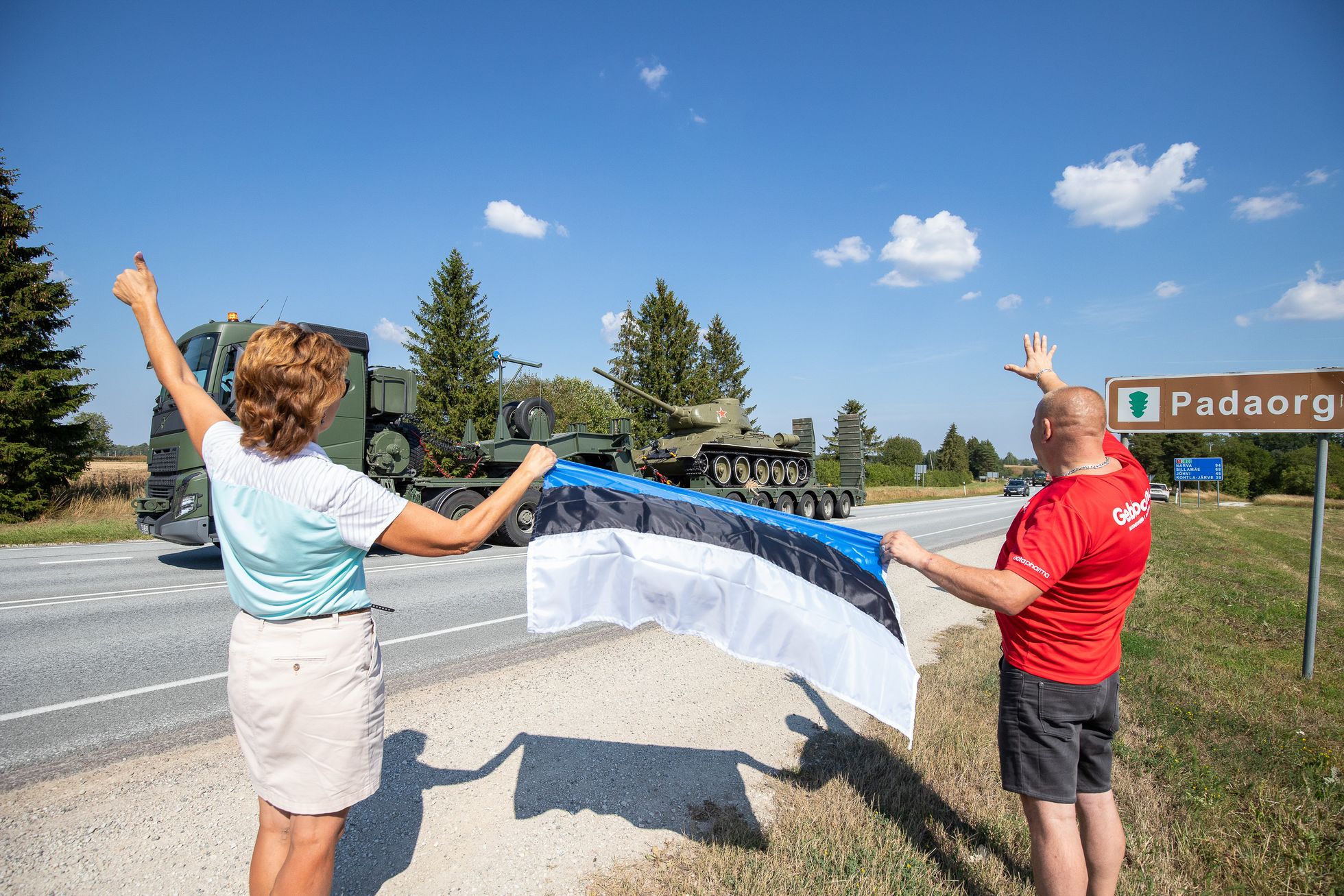 Viimsisse Eesti sõjamuuseumisse teel olnud Narva punatankile lehvitati Padaorus sinimustvalget lippu. Valitsus otsustas 2022. aasta augusti keskel eemaldada Narvast ja selle ümbrusest kõik Nõukogude sõjamonumendid, sealhulgas T-34 tanki.