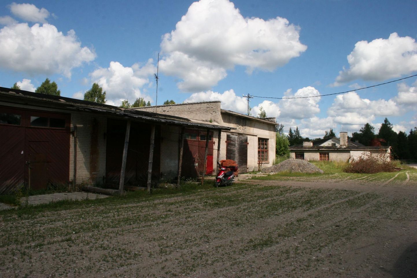 Rabasaare külas säilinud hooned tähistatakse infotahvlitega.