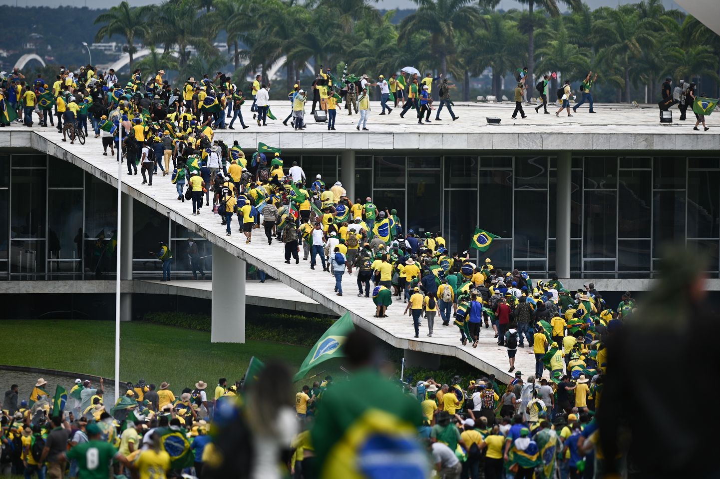Brazīlijas parlamenta ēkā iebrukuši bijušā prezidenta Bolsonaru atbalstītāji.