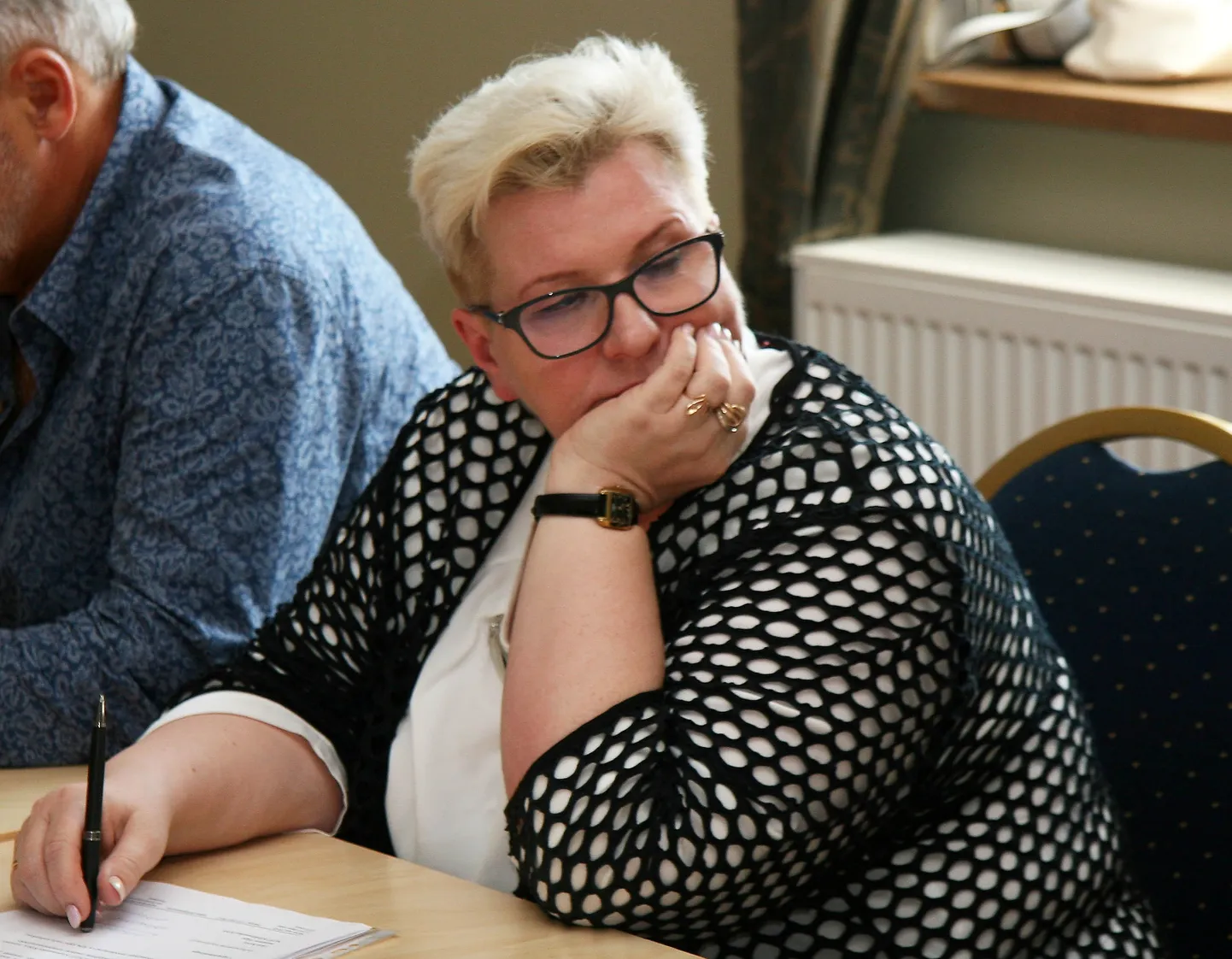 Jõhvi volikogu revisjonikomisjoni esimees on alates neljapäevast Jelena Bezvoditskaja, kes veel hiljuti oli Nikolai Ossipenko firma N&V juhatuse liige.