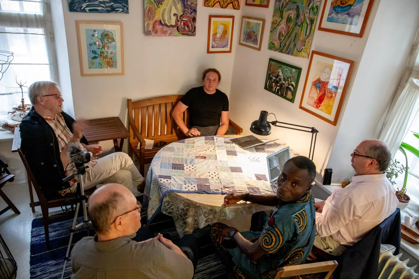 Benini rütmide töötuba toimub beninlasest helilooja Steve Abeniga (ees keskel) igal hommikul. Usundiuurija ja folklorist Madis Arukask (taga keskel) rääkis Raamide vestlusringis rituaalidest.