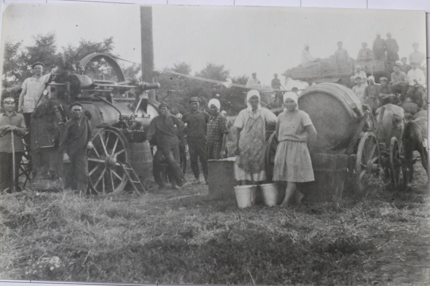 1931. aastal Uus-Eesti külas tehtud foto, kus lokomotiivi kõrval poseerivad korraga nii pealekaebaja kui ka tema tulevased ohvrid. Vasakult esimene on Albert Jakobson ja vasakult neljas Jaan Henno, kes seitse aastat hiljem lastakse maha vasakult teisena seisva Gavriil Umnovi pealekaebuse tõttu. Nii vähemalt väidavad külaelanikud ise. Paremal seisavad Matilda Henno, Aurelia Kiitam ja Elviina Miilits, kelle abikaasas viidi samuti minema. FOTO: Arhiiv