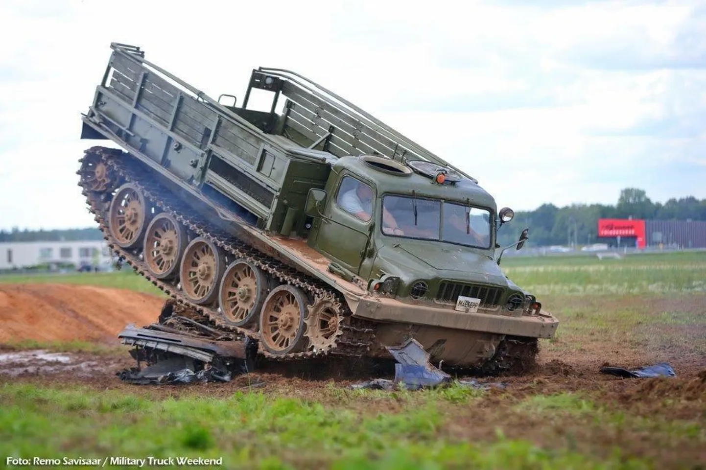 Möödunud aastal sõitsid militaarmasinad üle väikeste autode. Sel aastal võtavad peakorraldaja sõnul masinad vallutada ka mikrobussid.