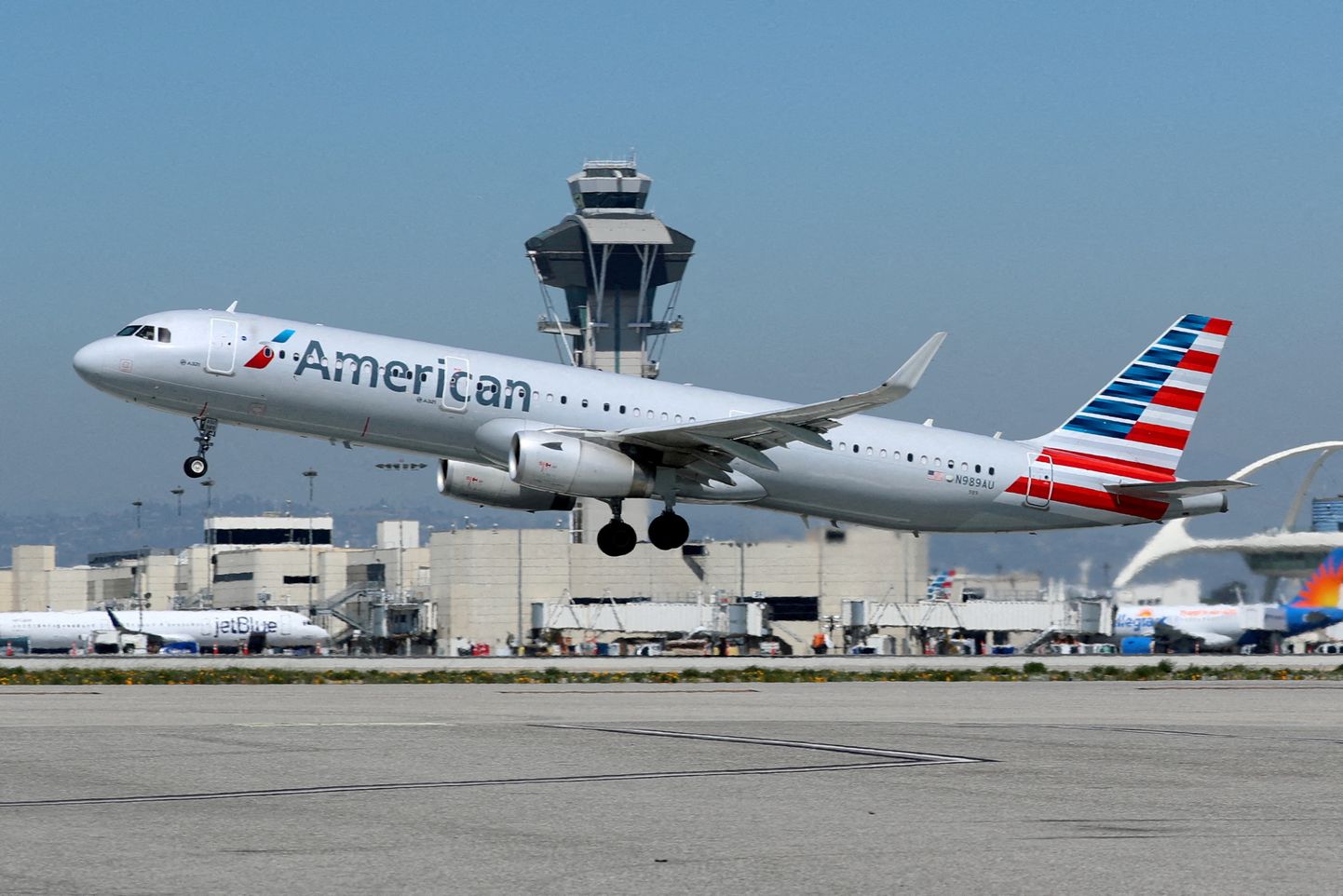 American Airlines Airbus A321-200 tõusmas õhku Los Angelese rahvusvahelisest lennujaamast.