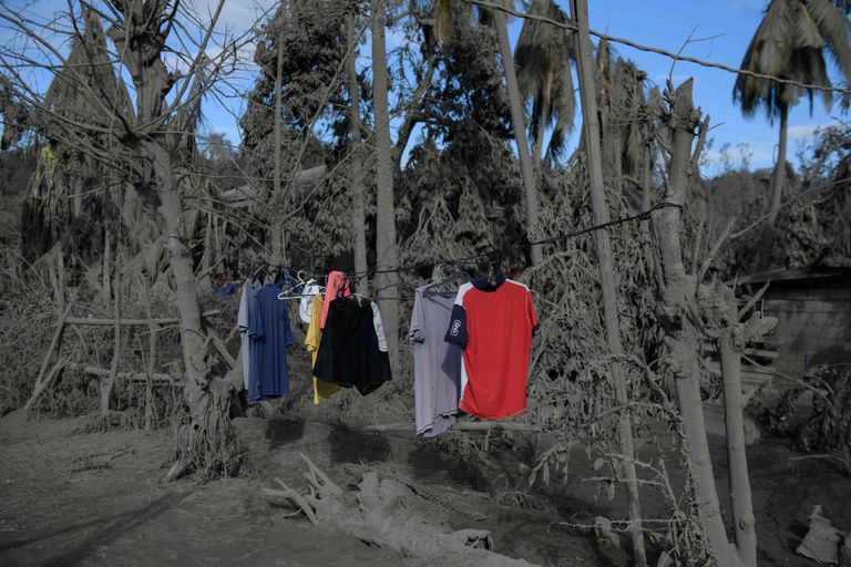 Filpiinidel Buso-Busos vulkaanituhaga kaetud puude vahele tõmmatud nööril kuivab puhas pesu