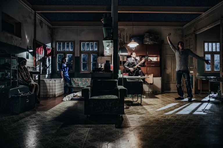 Ene-Liis Semperi ja Tiit Ojasoo lavastus «Kuritöö ja karistus», valgus- ja videokujunduse autor on Petri Tuhkanen.