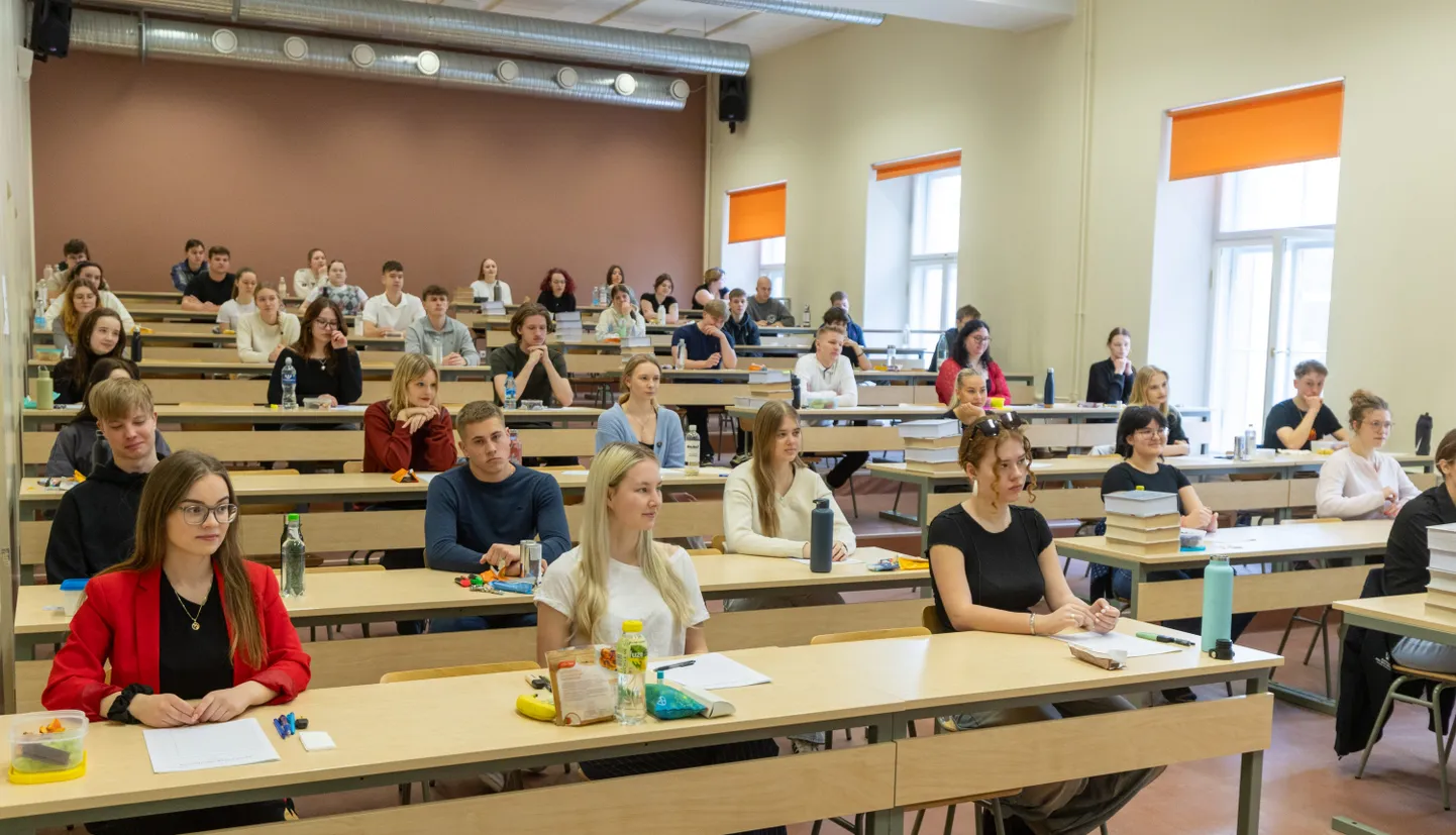 Poska gümnaasiumis teeb täna riigieksamit 174 noort. Veepudel ja snäkid olid valmis ning mitmetunnine eksam võiski alata.