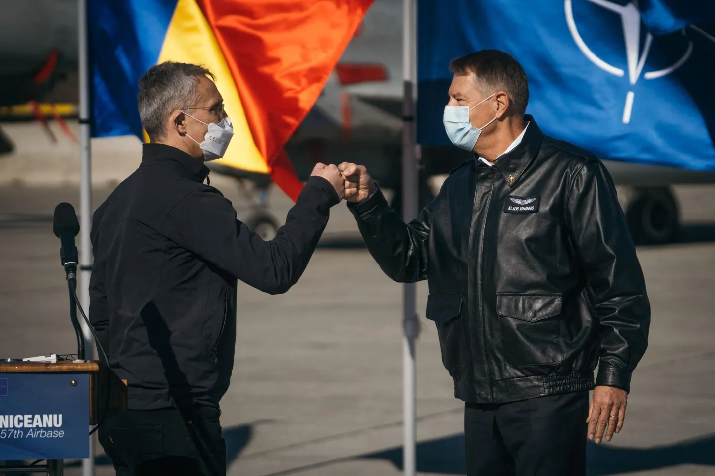 NATO peasekretär Jens Stoltenberg (vasakul) ja Rumeenia president Klaus Iohannis möödunud nädala lõpus rumeenlaste Mihail Kogălniceanu sõjaväebaasis. 