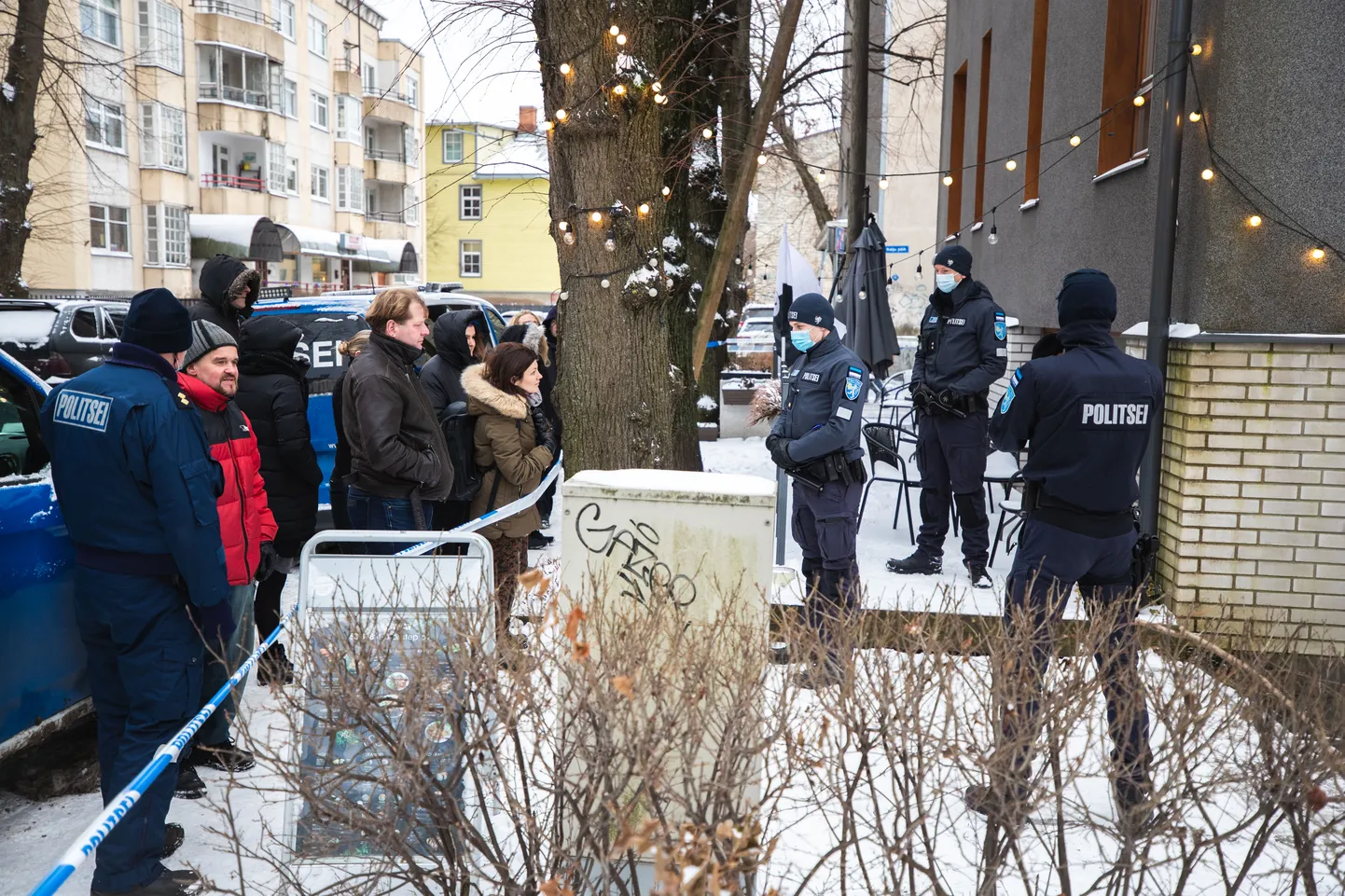 Turvafirma võttis Mem Cafe juures korra pidamise politseilt üle.