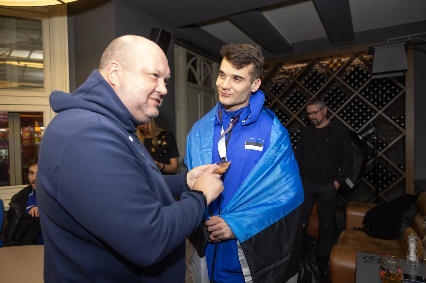 Erich Teigamägi (vasakul) tunnustamas Risto Lillemetsa võidetud pronksmedali eest.