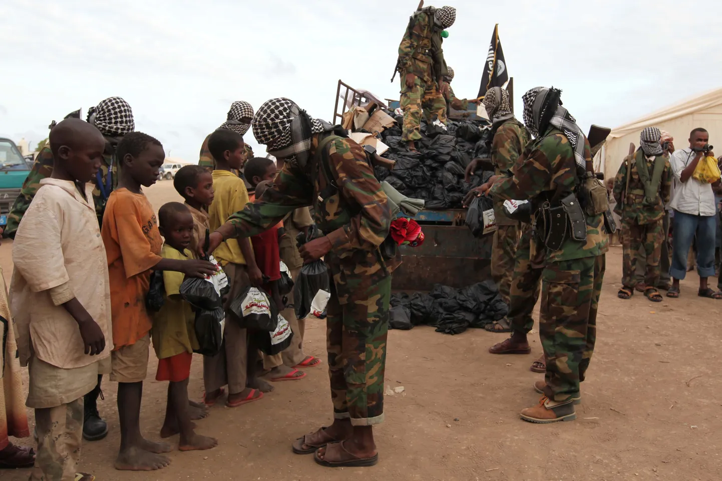 Al-Qaedaga seotud terrorirühmituse al- Shabaab liikmed Somaalias toiduabi jagamas