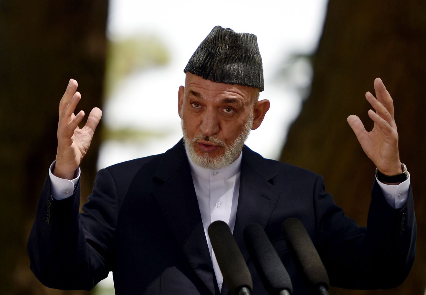 Hamid Karzai tänasel pressikonverentsil.