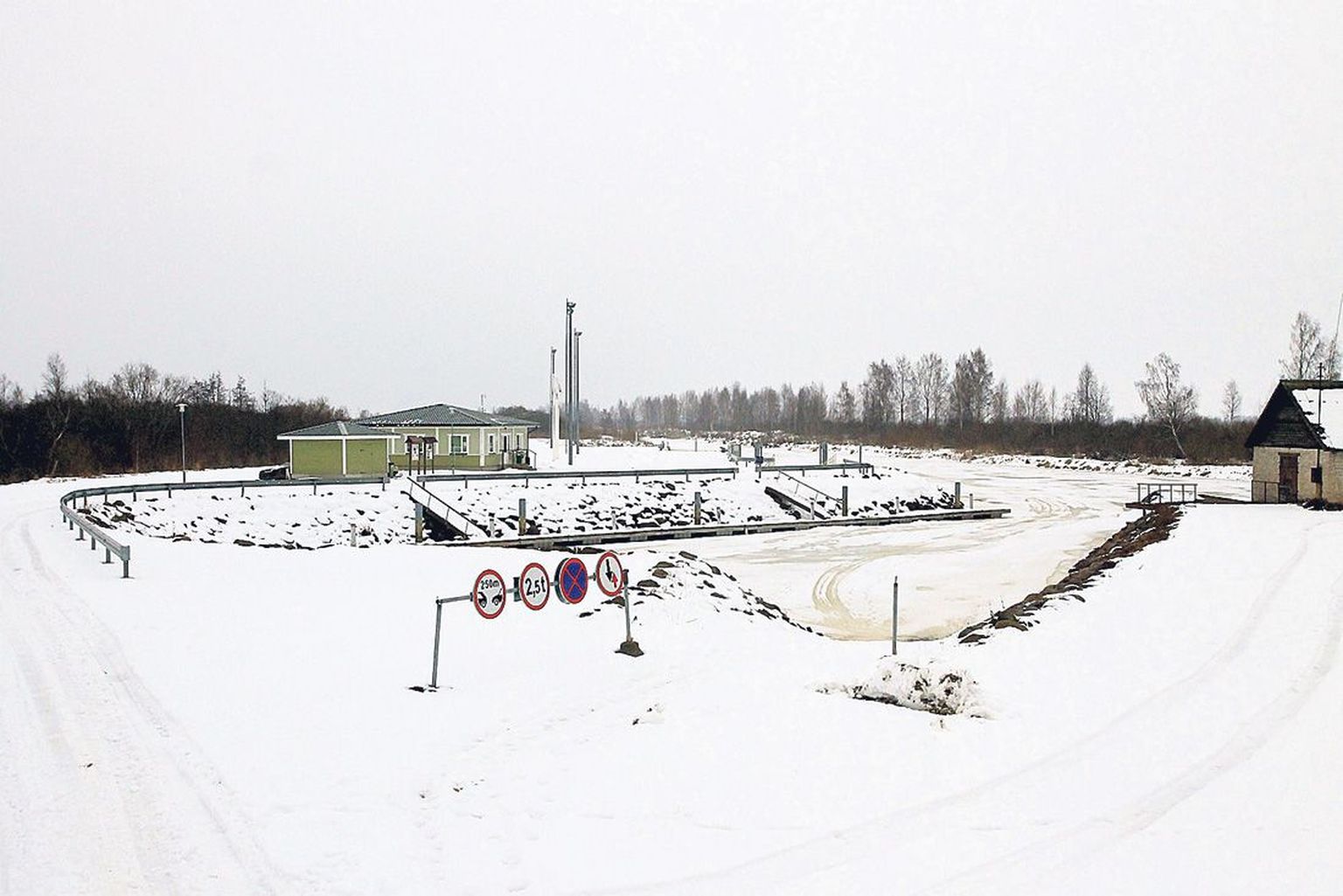 OÜ Eesti Autogaas rajab Piirissaare sadama naabruses asuva OÜ Latikas kala vastuvõtupunkti kinnistule (paremal) tankla, kus saavad kütust võtta nii maismaa- kui ka veesõidukite omanikud.