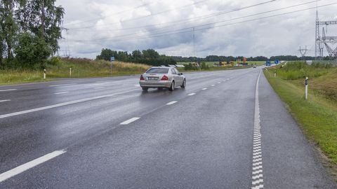 Autojuht sõitis oma masinaga Tallinna-Tartu maanteelt kraavi
