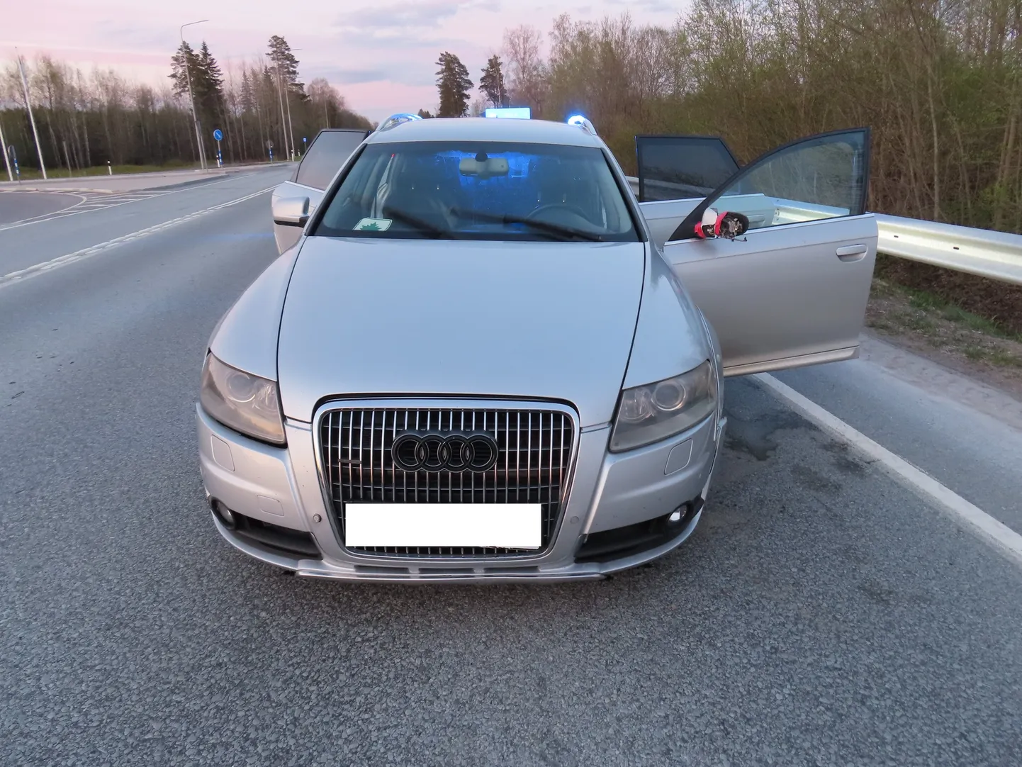 Noorukid jätsid autost metsa põgenedes "ralliaudi" Tallinn-Narva maanteele vastassuunavööndisse.