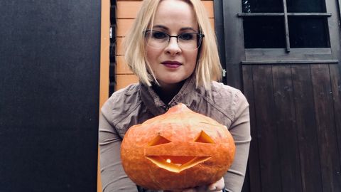 Настоящая леди-вамп: депутат Рийгикогу Мария Юферева-Скуратовски поразила образом для Хэллоуина