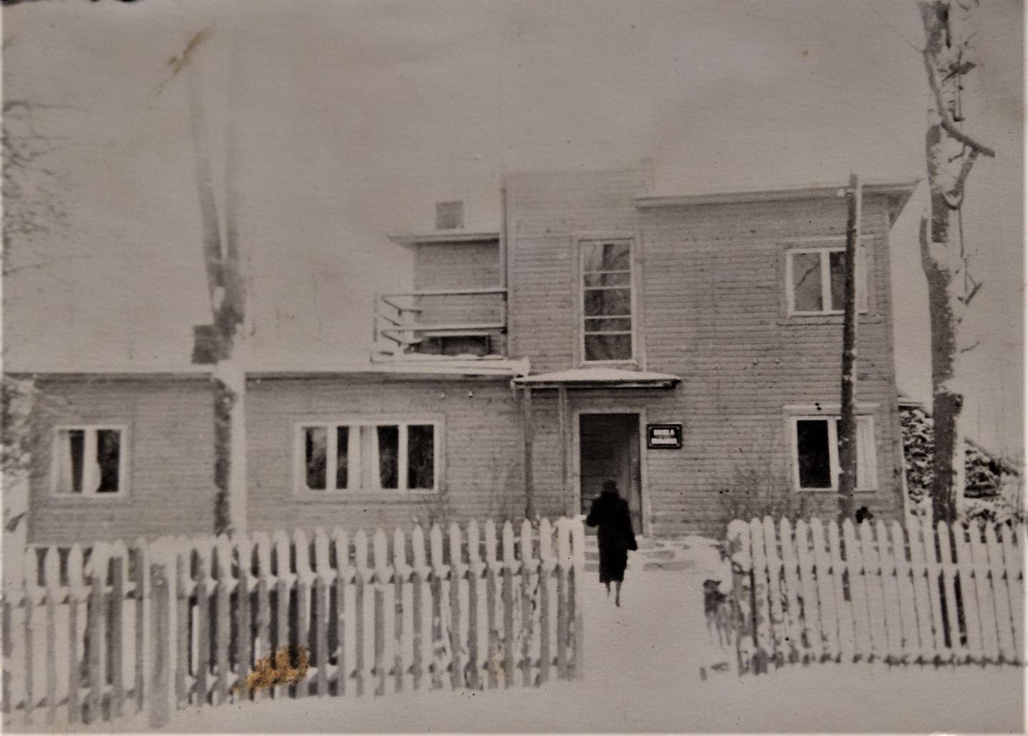 Sabolotnid − üks Iisaku põlistest suguvõsadest − elasid Iisaki talus. 1938. aastal valmis Sander Sabolotni vanaisal, taluperemees Voldemar Sabolotnil vana maja kõrval uus elumaja, mis oli sellel ajal tõenäoliselt kõige moodsam maja Iisakus. Majas oli veetorustik ja kraanist sai nii külma kui kuuma vett. Samuti oli olemas ventilatsioonisüsteem köögi ja tualettruumide õhu värskendamiseks. Lauda katusel oli tuulerootor, mis pumpas kaevust lauta vett. Voldemar Sabolotni oli Iisakus suurema kaliibriga ärimees, talle kuulusid saeveski, mitu autot, põllu- ja metsamaad. "Vanaisa oli väga ettevõtlik ja ajas paljusid asju korraga. Maja tegelikult lõpuni valmis ei saanudki − vooder jäi ümber panemata. Raha oli vaja investeerida tähtsamatesse kohtadesse. Vanaisa küüditati 1941. aastal, vanaema ja minu isa küüditati pärast sõda. Siis tuli sinna majja haigla. Veel hiljuti oli seal hooldekodu, aga nüüd on maja juba pool aastat tühjana seisnud ja uusi omanikke oodanud," räägib Sander Sabolotni.