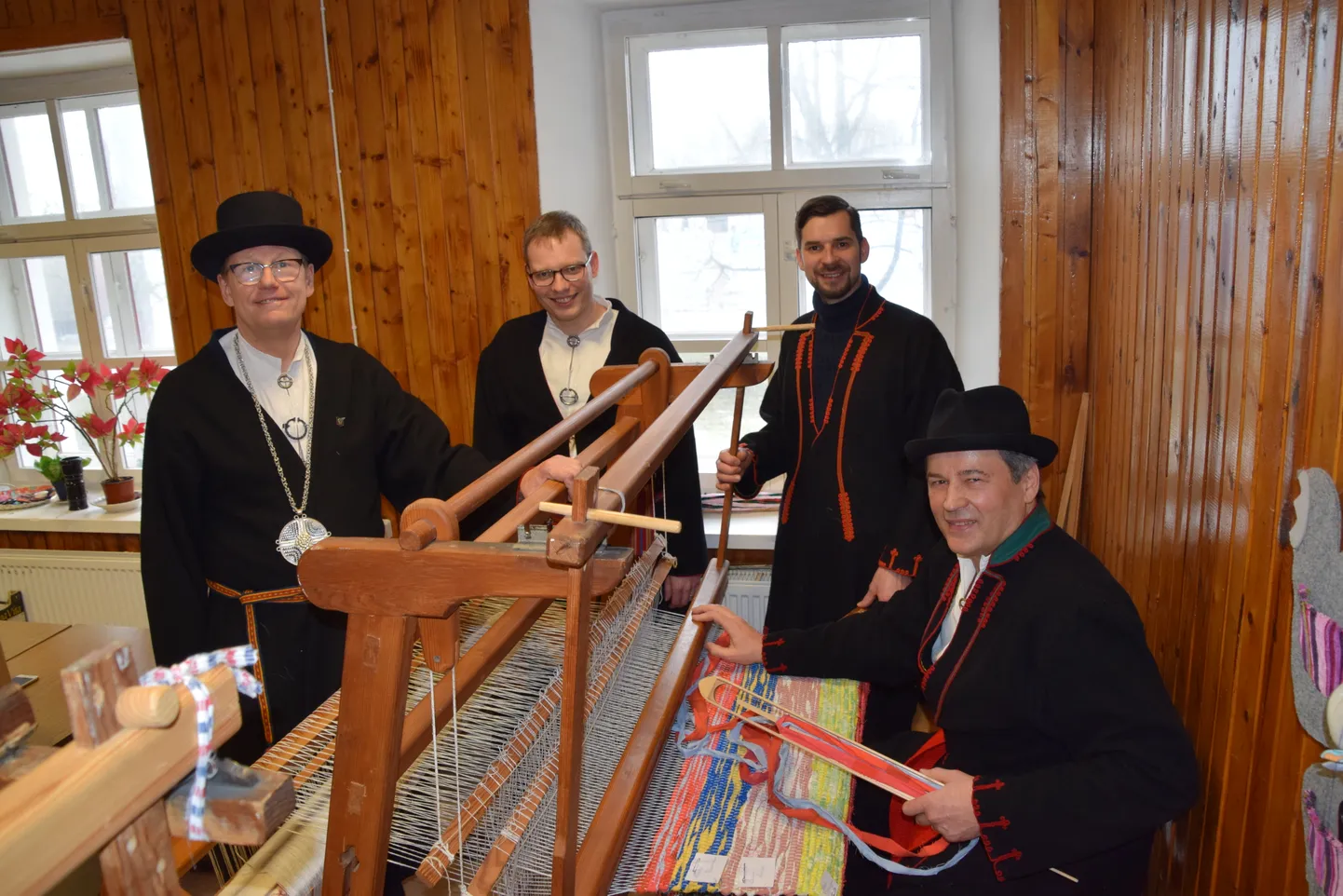 Vaipa koovad (vasakult) Mulgi vanem Arvo Maling, Mulgi vallavanem Imre Jugomäe, Tõrva vallavanem Maido Ruusmann ja Viljandi vallavanem Alar Karu.