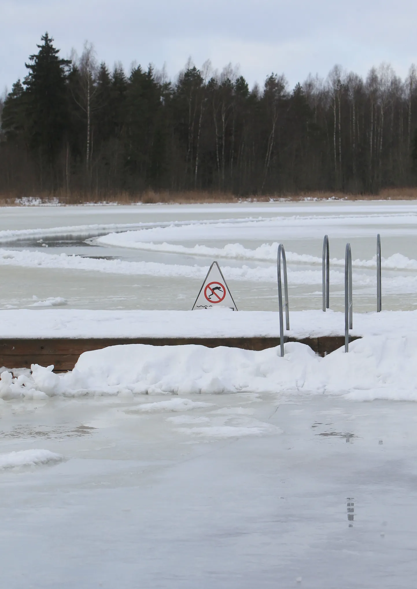 Verevi järvel said nädalavahetusel valmis suur uisuplats ja umbes poole kilomeetri pikkune kiiruisurada. Kasutada sai neid aga õige lühikest aega.
