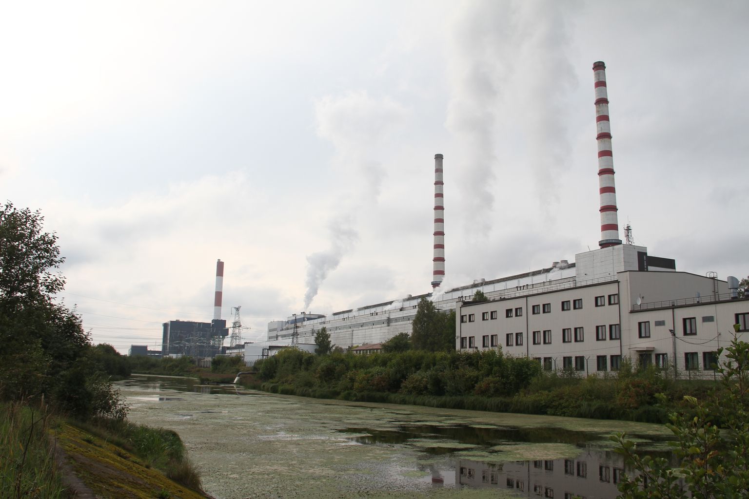 Новая электростанция Аувере (позади) и Эстонская электростанция.