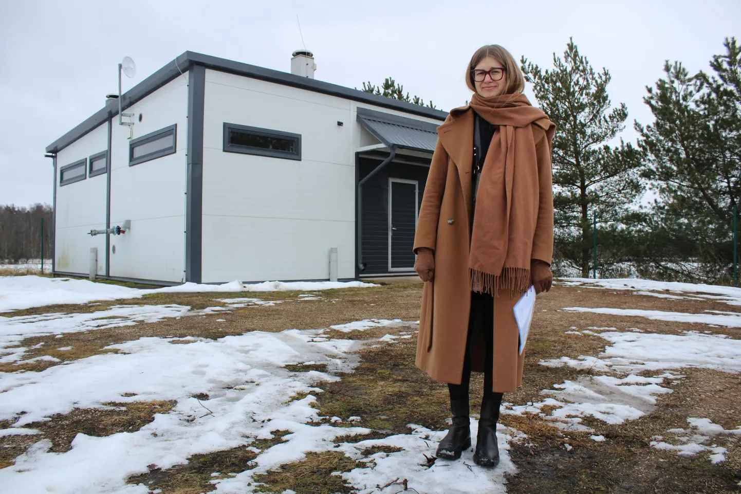 Maryliis Teinfeldt-Grins Lehtse reoveepuhasti ees, mis kahjuks teenindab vaid Keskuse tänava piirkonda.