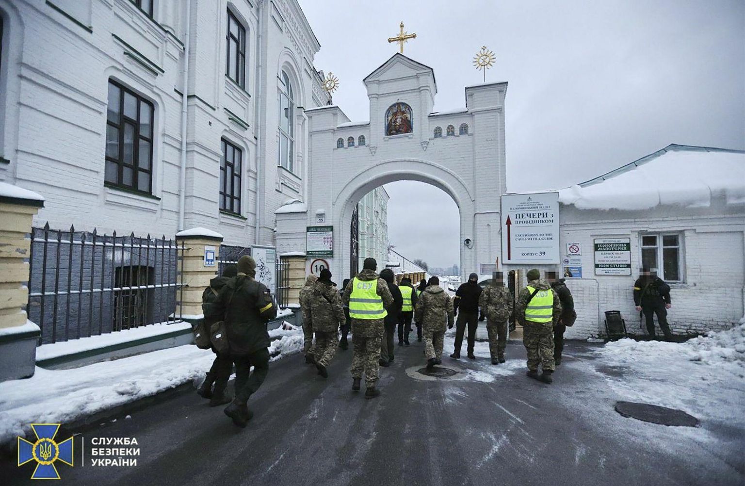 Ukraina julgeolekuteenistuse töötajad Kiievi koobaskloostri ees. 
