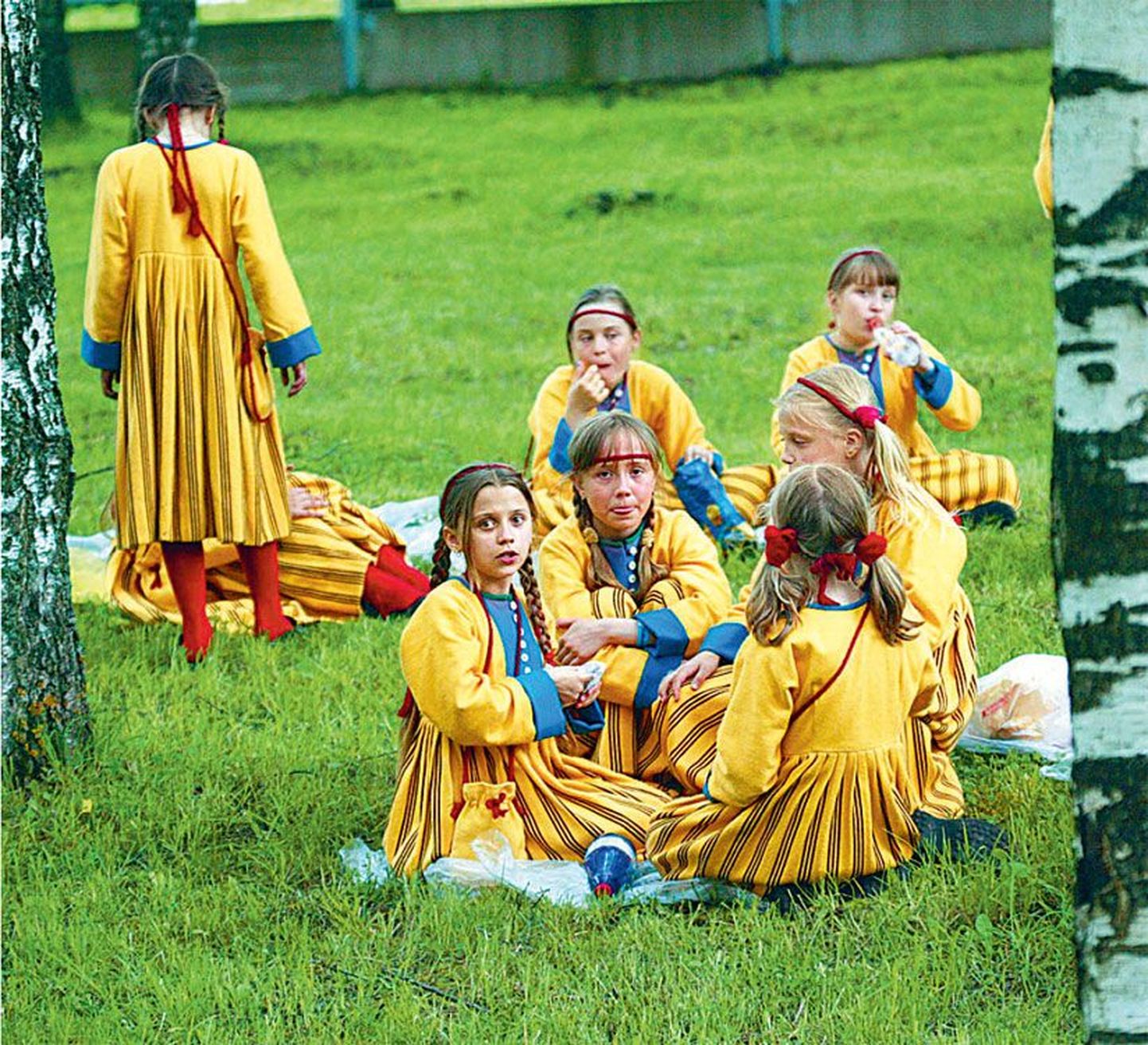 Sellele pildile on ETV mudilaskoor jäänud 2004. aasta Tartu laulupeol puhkehetke pidamas.