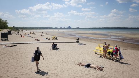 Фото и видео ⟩ По-летнему теплая погода привлекла людей на столичный пляж