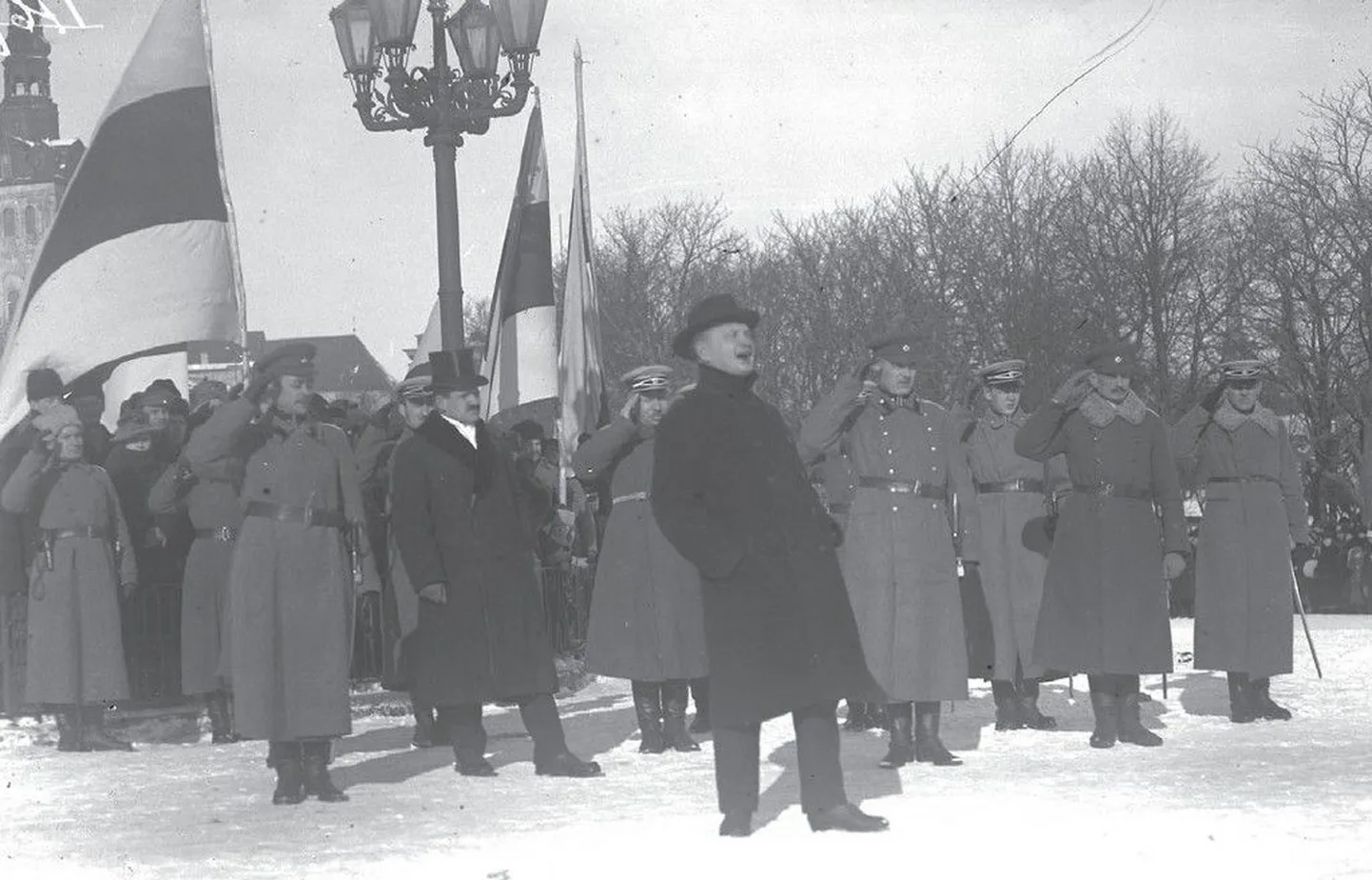 Eesti Vabariigi esimene aastapäev. Peetri platsil kõneleb pea- ja sõjaminister Konstantin Päts.