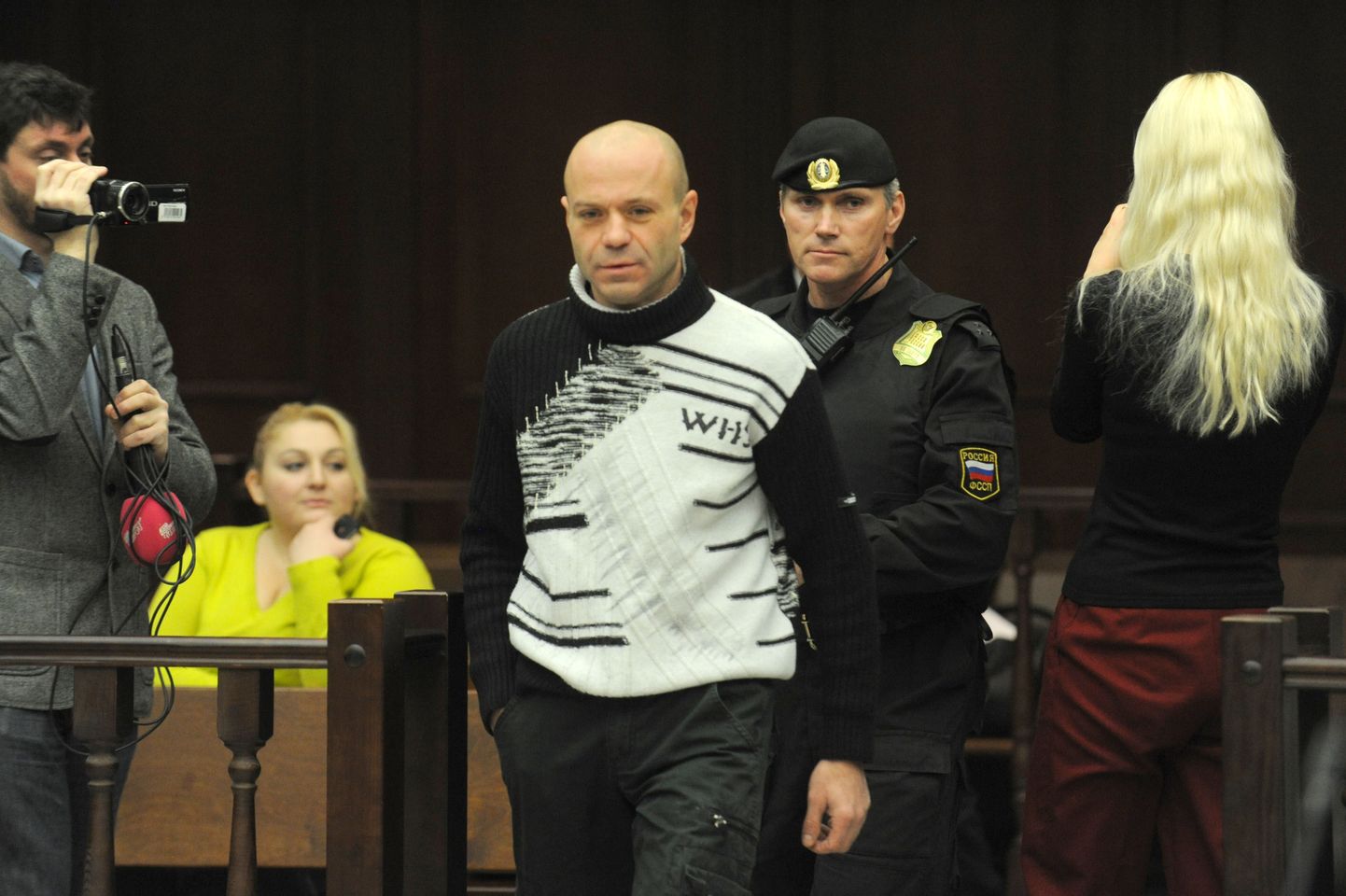 Dmitri Pavljutšenkov (keskel) täna kohtusaalis.