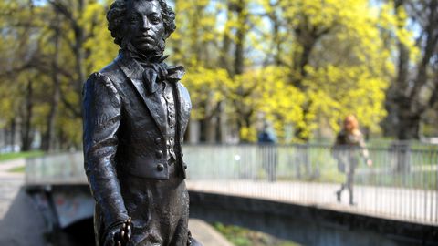 «Инструмент мягкой силы и пропаганды»: в Риге договорились перенести памятник Пушкину