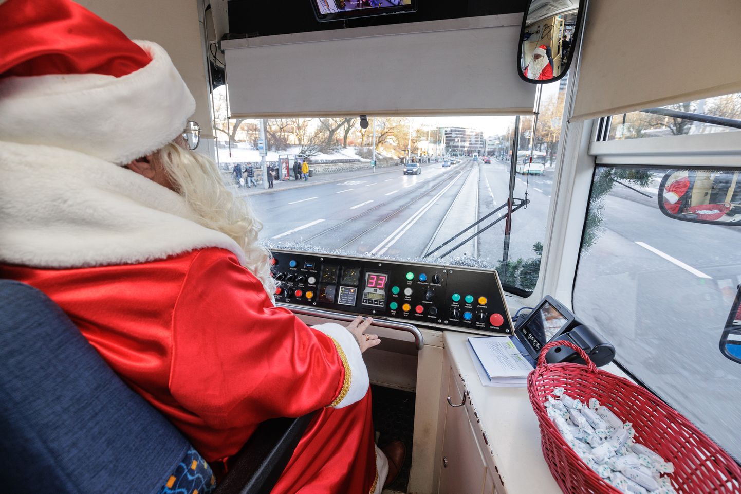 24.12.2022, Таллинн. Tallinna Linnatransport выведет на маршрут рождественский транспорт 24 и 25 декабря.