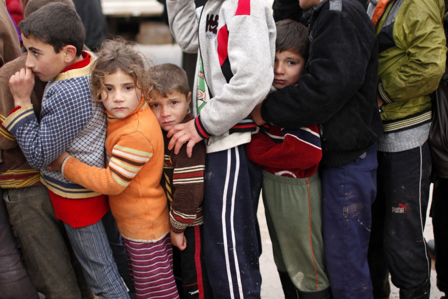 Süüria sisepõgenike lapsed seisavd humanitaarabijärjekorras Türgi piiri lähedases Bab al-Salami põgenikelaagris. r