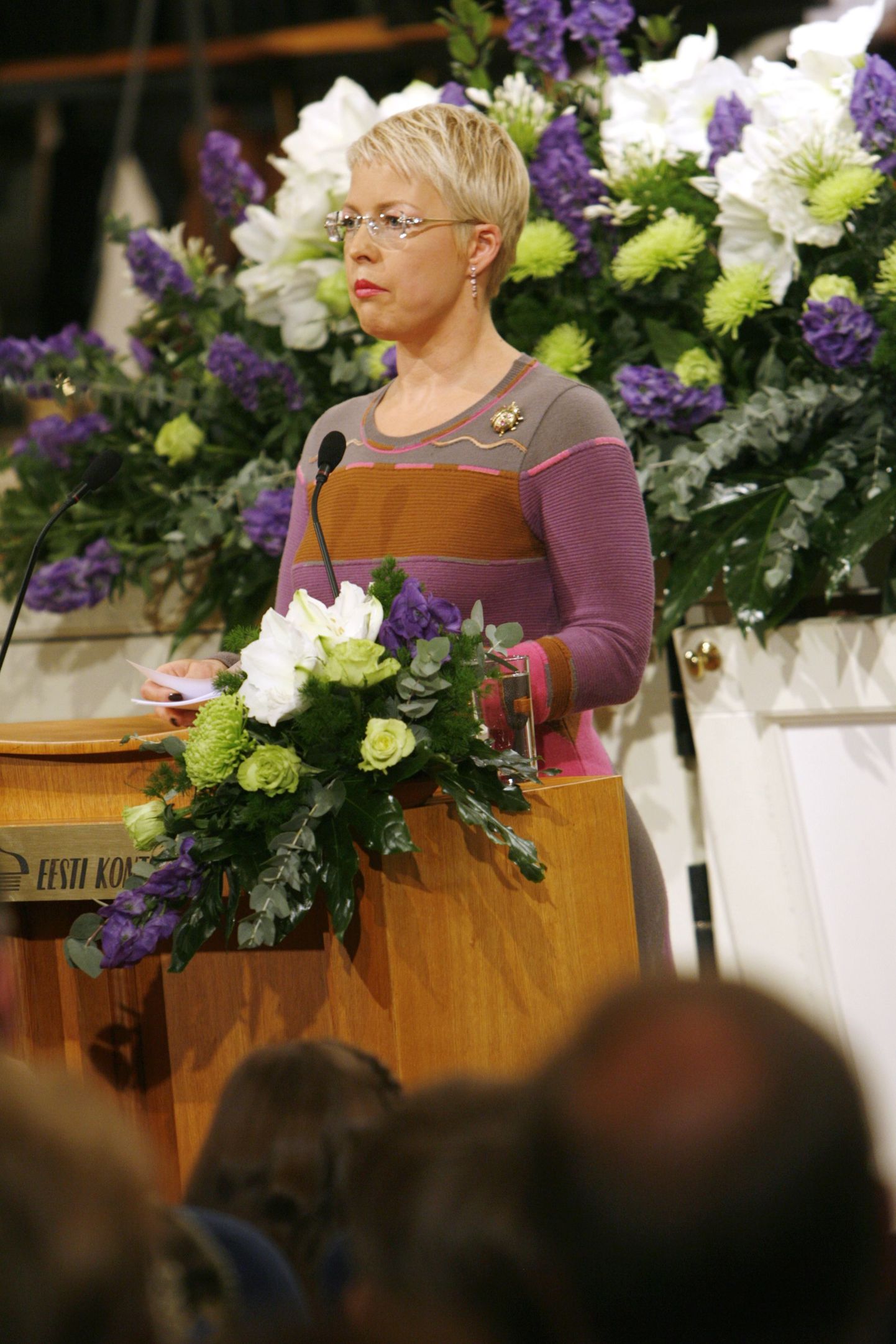 Proua Evelin Ilves Estonia kontserdisaalis välja kuulutamas aasta isa 2009.