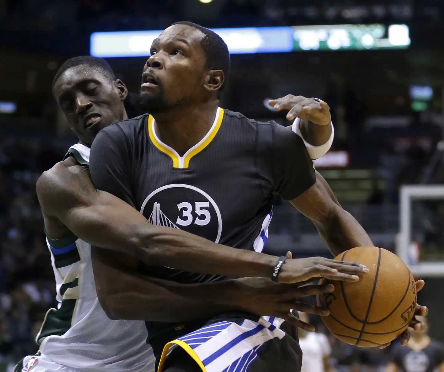 Kevin Duranti üritab takistada Milwaukee Bucksi mängumees Tony Snell.
