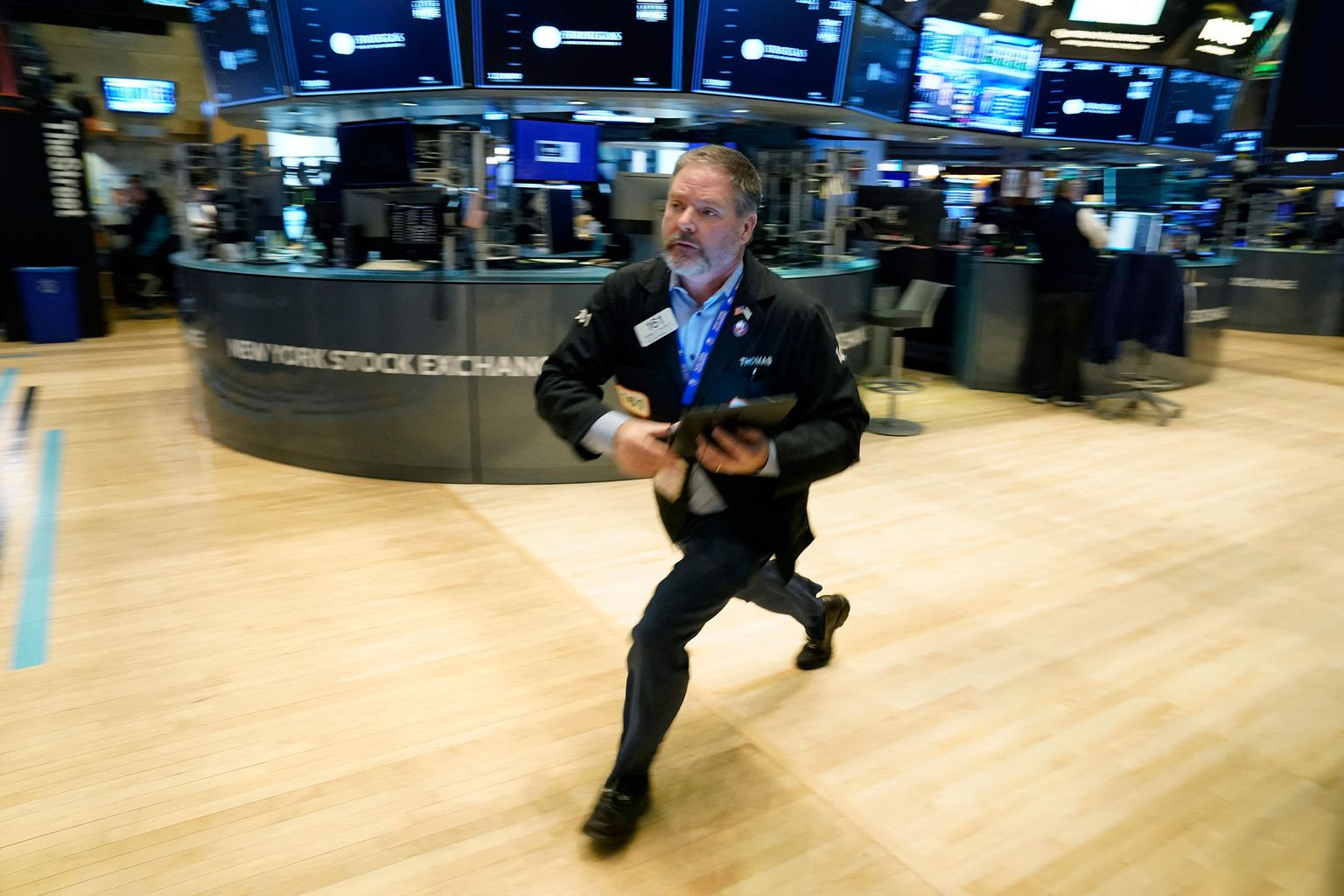 NYSE börsimaakler tööhoos 14. märtsil 2023.