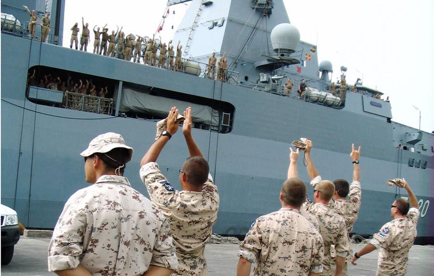 Eesti laevakaitsemeeskond jättis eile Djiboutis hüvasti kaaslastega fregatilt Hamburg. Neli kuud koos sakslastega Adeni lahes Somaalia piraate tõrjunud eestlased lendavad kodumaale tagasi reedel.