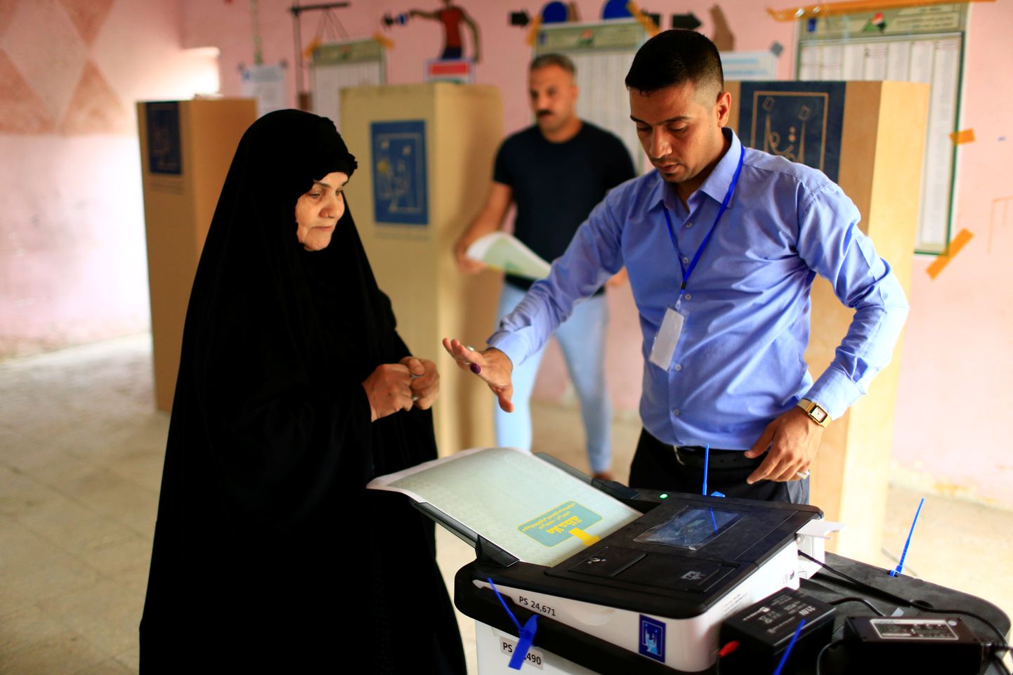 Iraaklanna andmas oma häält valimisjaoskonnas Bagdadis.