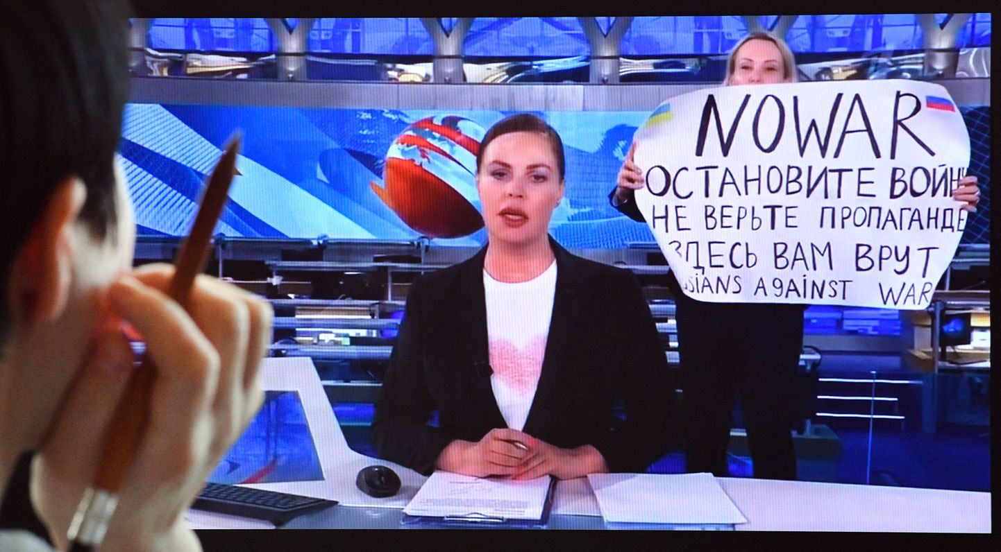 15. märtsil ilmus Ovsjannikova Vene televisioonis otse-eetrisse ning protesteeris seal Venemaa sõja Ukrainas.